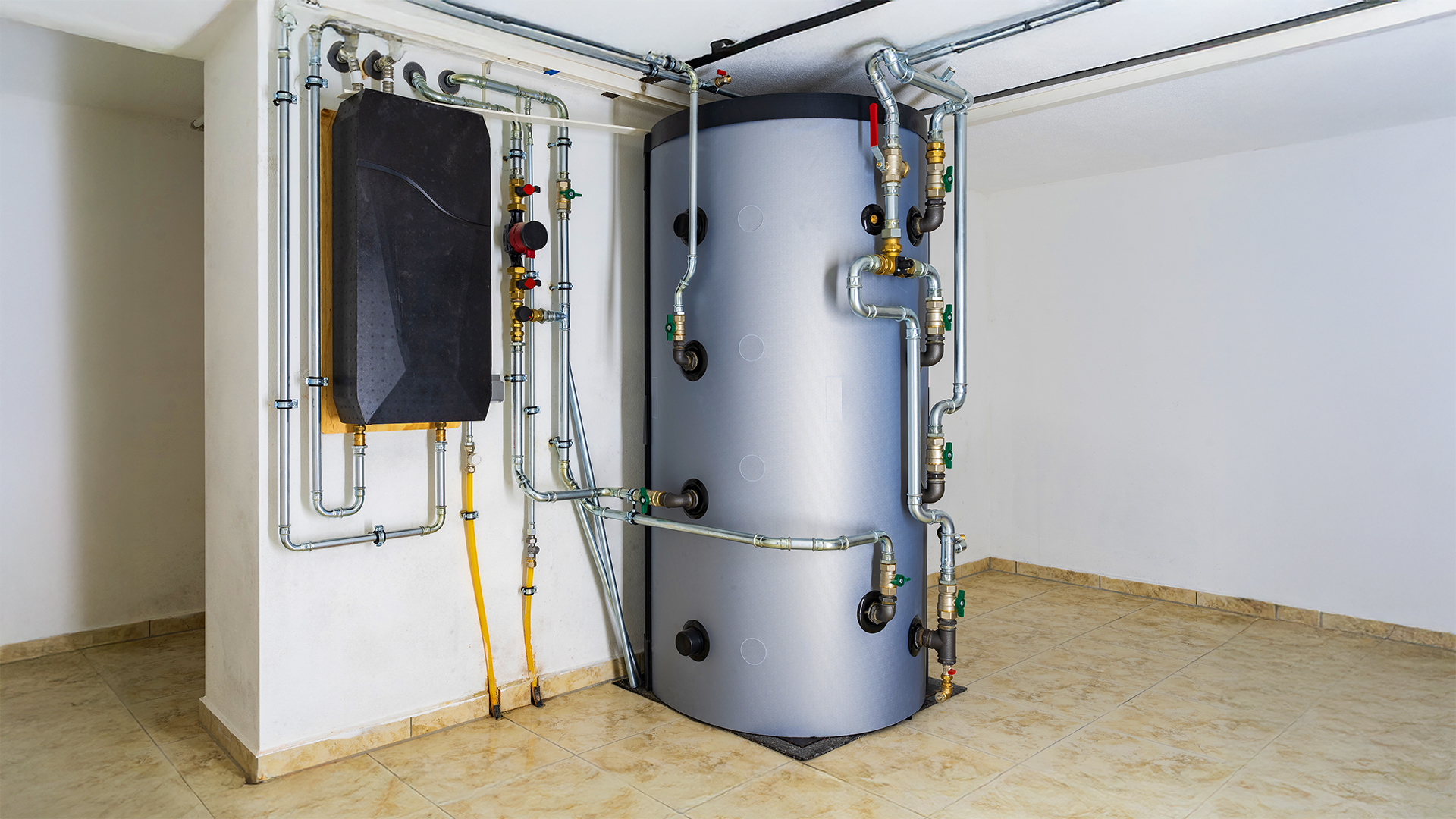Darstellung eines großen Wasserspeichers im Keller.