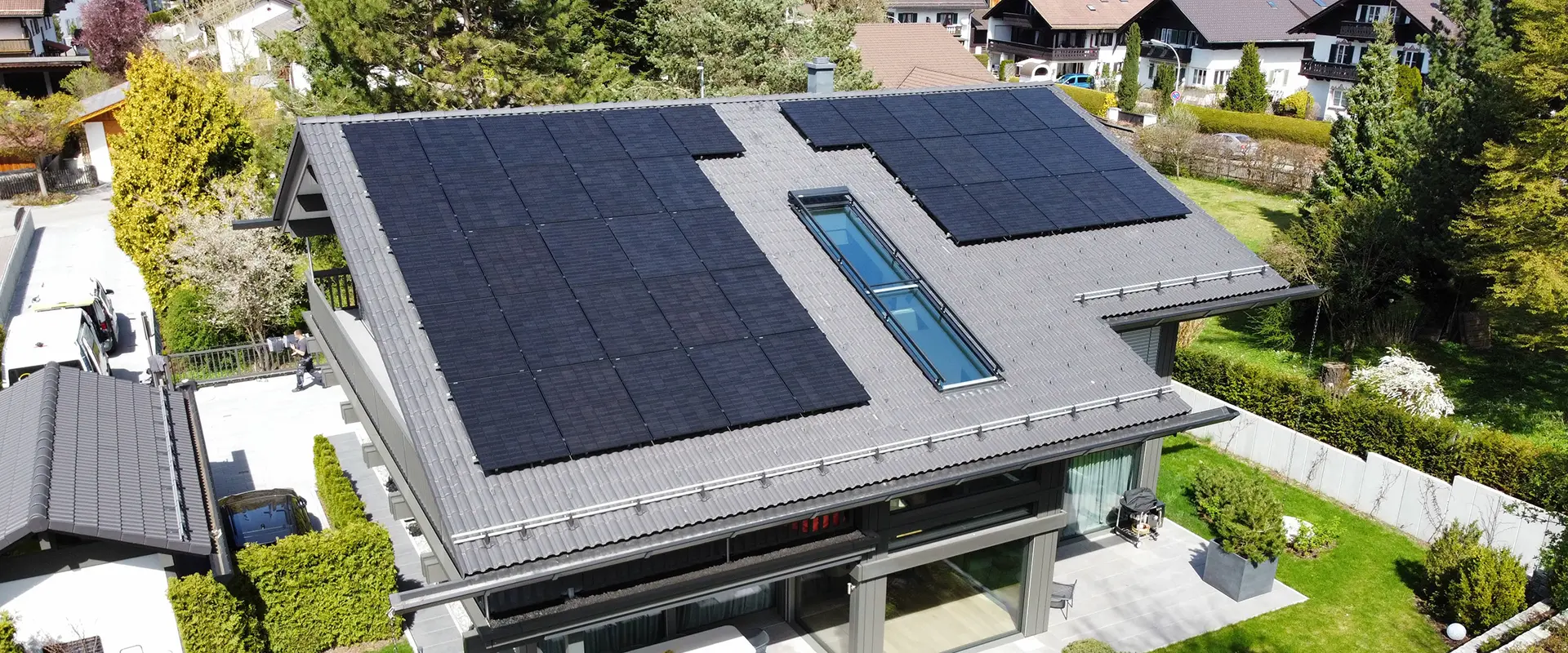 Darstellung eines großen, freistehenden Hauses mit einer all-Black PV-Anlage auf dem Dach.